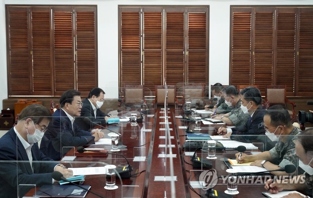 8月4日，在青瓦台，韩国总统文在寅主持召开国防工作报告会。图为韩军主要指挥官出席汇报会。 韩联社