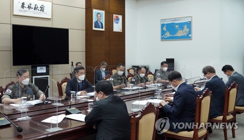 8月4日，在青瓦台，韩国总统文在寅主持召开国防工作报告会。图为韩军主要指挥官出席汇报会。 韩联社