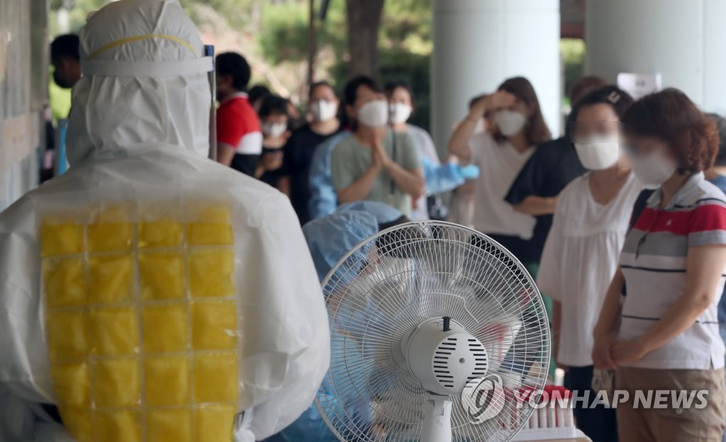 8月4日，在庆尚南道金海市卫生站，新冠一线医务人员穿冰马甲工作。 韩联社