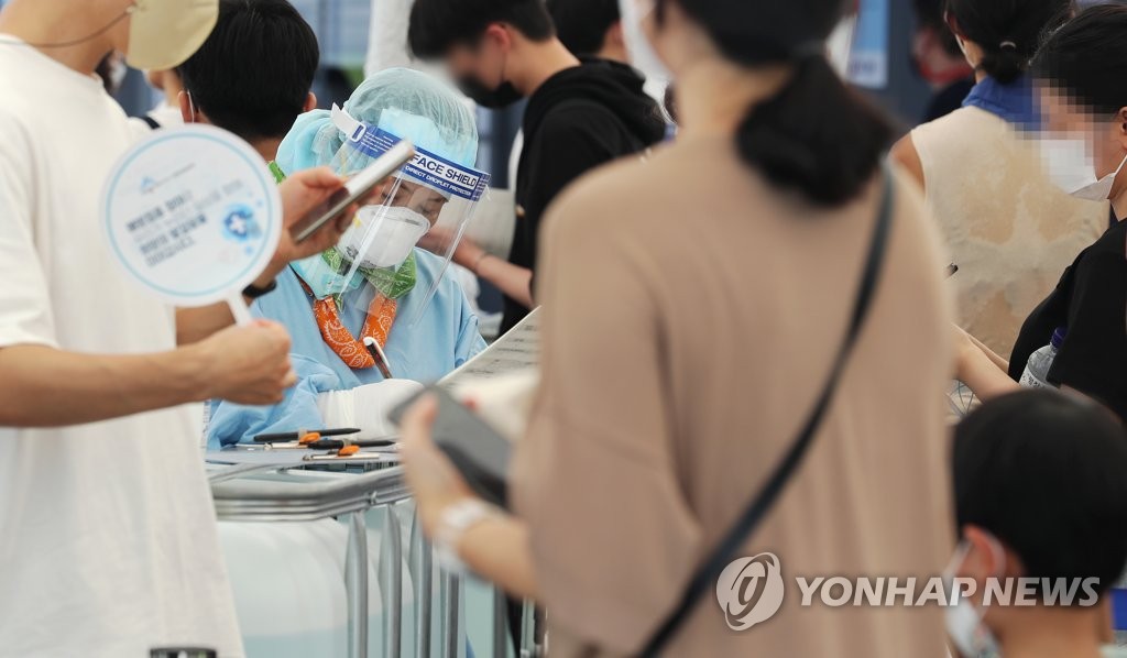 资料图片：等待检测 韩联社