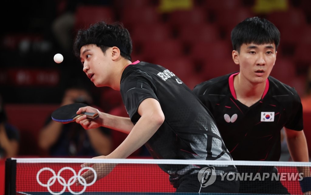 8月6日，在日本东京体育馆举行的东京奥运乒乓男团铜牌争夺赛上，韩国队李尚洙/郑荣植组合对阵日本队。 韩联社