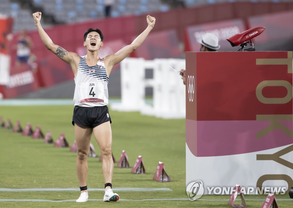 8月7日，在日本东京体育场进行的2020东京奥运男子现代五项激光跑项目中，韩国选手全雄太跑至终点后欢呼。全雄太以总分1470分摘得铜牌。 韩联社