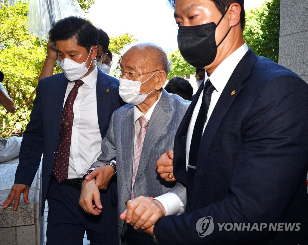 8月9日，在光州地方法院，韩国前总统全斗焕（中）出庭受审。 韩联社
