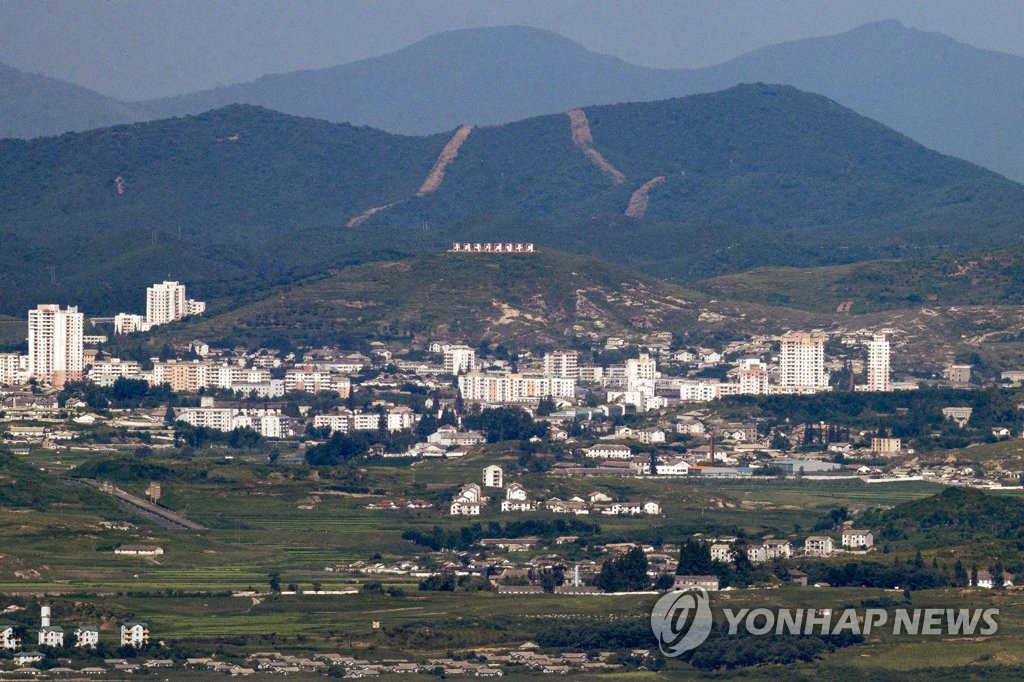 图为从京畿道坡州市瞭望到的开城工业园区的景象，摄于8月9日。 韩联社