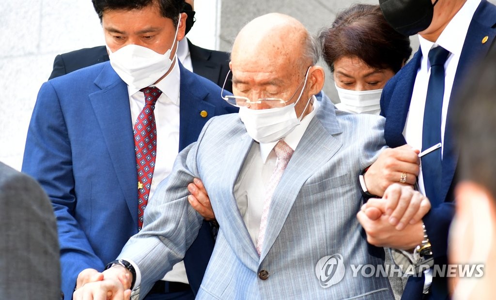 8月9日，韩国前总统全斗焕（中）接受损害“五一八民运”遇难者及遗属名誉案二审第三次庭审后离开法庭。 韩联社