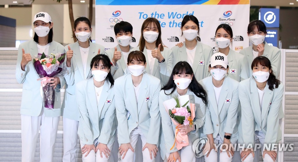 8月9日，在仁川国际机场第二航站楼，凯旋回国的韩国女排合影留念。 韩联社