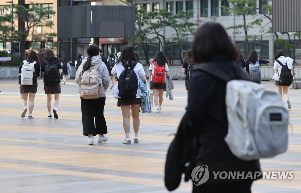 疫情下韩各级学校今起开学 线上线下并行