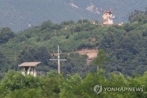 资料图片：临津江两岸的韩朝军事哨所 韩联社