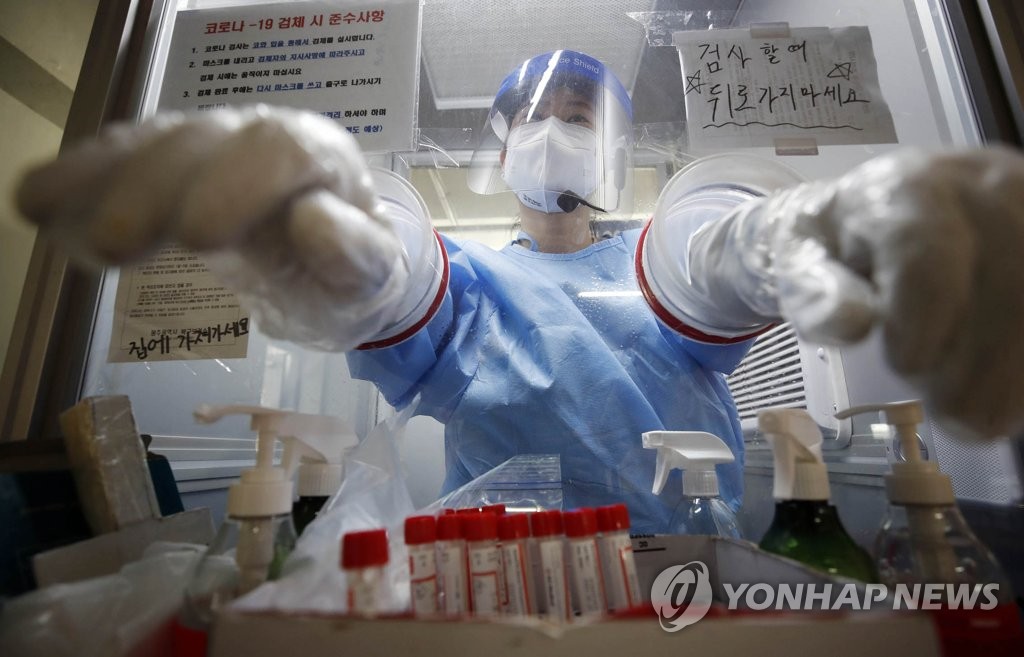 韩疫情形势趋紧 单日新增病例首超2000例