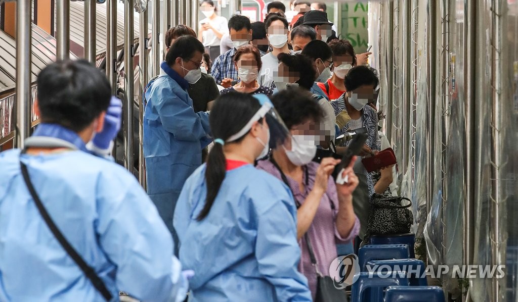8月11日，在设于首尔市冠岳区卫生站的筛查诊所，市民等待接受病毒检测。 韩联社