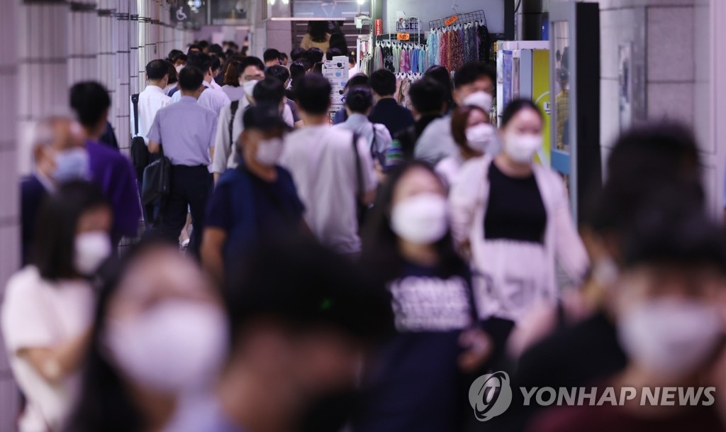 资料图片：早高峰繁忙的地铁站 韩联社