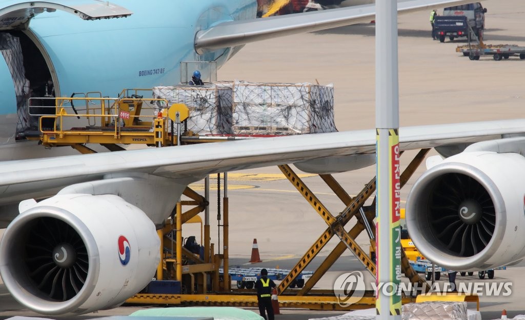 8月11日上午，在仁川国际机场货运航站楼，工作人员正搬运到货的辉瑞新冠疫苗。 韩联社