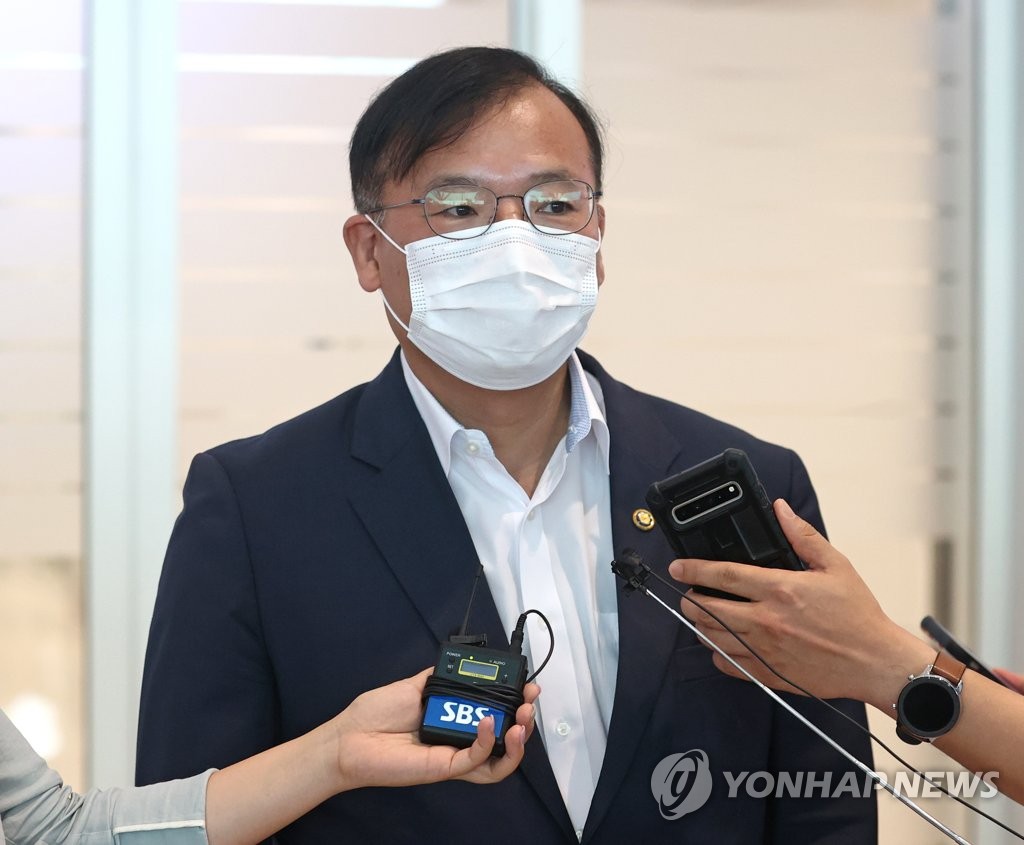 资料图片：8月13日，在仁川国际机场，韩国保健福祉部第二次官（副部长）姜都泰启程赴美前接受媒体采访。 韩联社