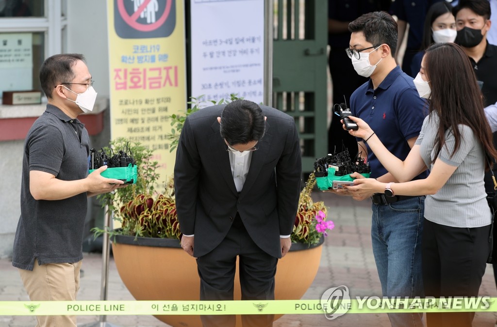 8月13日，在位于京畿道义王市的首尔看守所，三星电子副会长李在镕获假释出狱后鞠躬致意。 韩联社