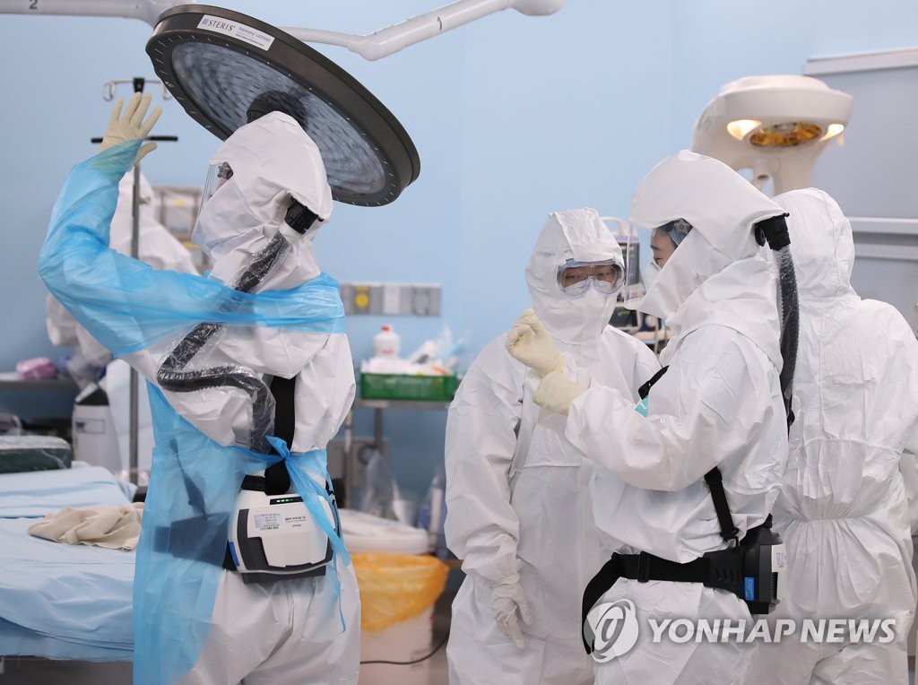 资料图片：医务人员正准备为新冠确诊孕妇做手术。 韩联社