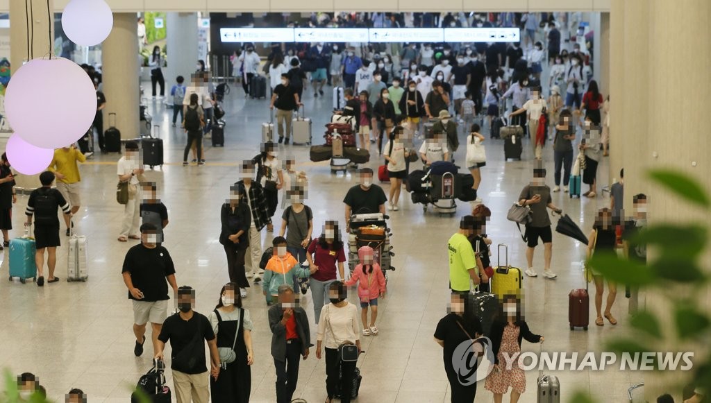 资料图片：济州机场人潮涌动。 韩联社