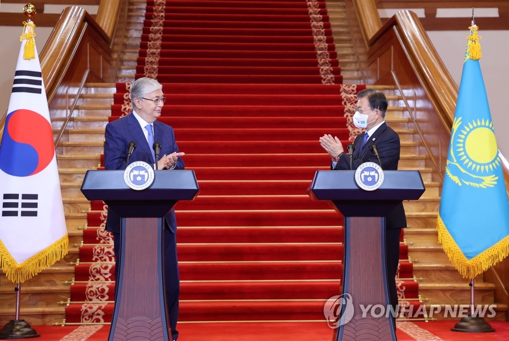 8月17日，在青瓦台，文在寅（右）和托卡耶夫发表韩哈首脑会谈成果。 韩联社
