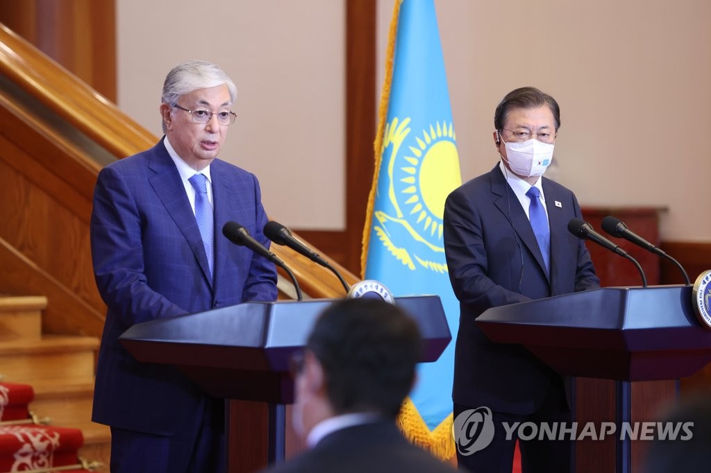 8月17日，在青瓦台，文在寅（右）和托卡耶夫发表韩哈首脑会谈成果。 韩联社
