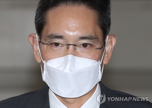 8月19日，在首尔中央地方法院，三星电子副会长李在镕在获准假释6天后出庭受审。 韩联社