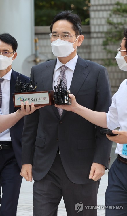 8月19日，在首尔中央地方法院，三星电子副会长李在镕在获准假释6天后出庭受审。 韩联社