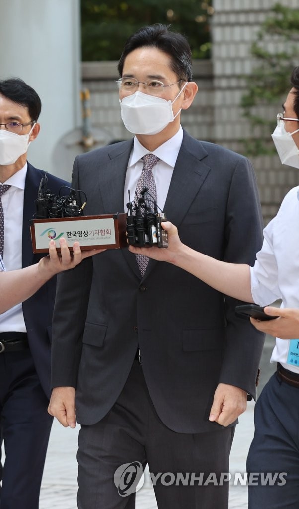 8月19日，在首尔中央地方法院，三星电子副会长李在镕在获准假释6天后出庭受审。 韩联社