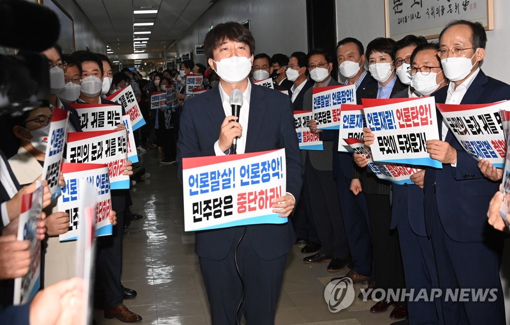 8月19日，在国会文化体育观光委员会全体会议会场前，最大在野党国民力量多名议员举行示威，反对《媒体仲裁法》修正案。 韩联社