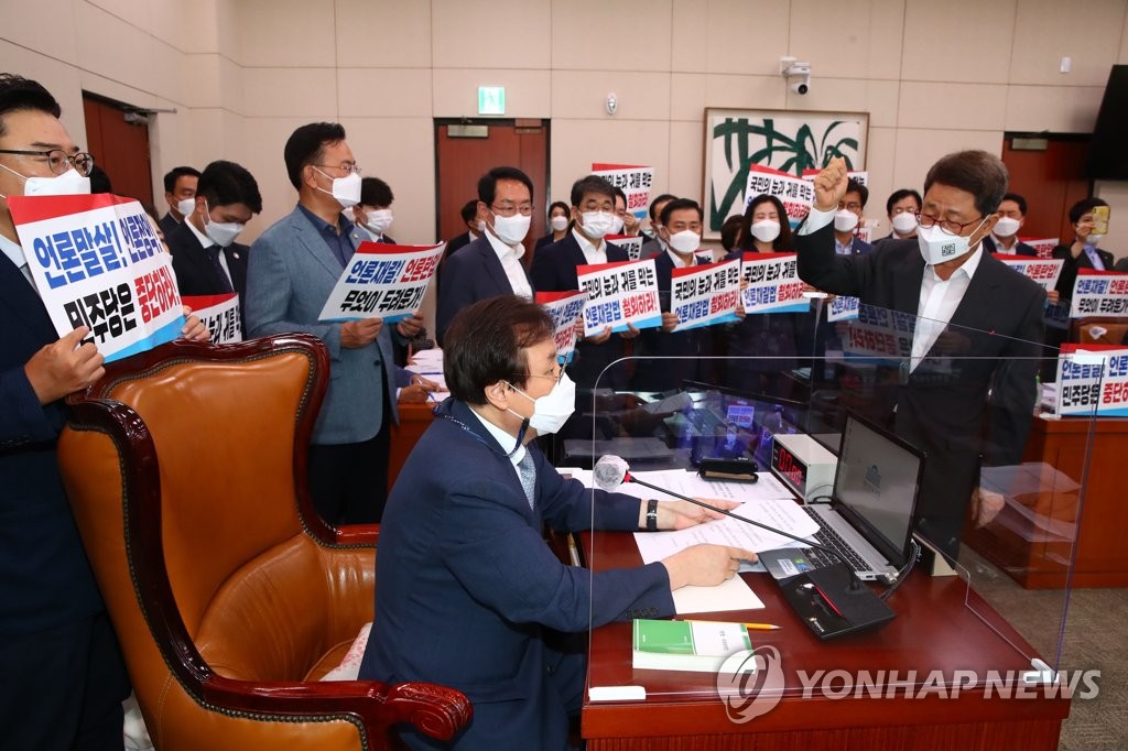 8月19日，在国会文化体育观光委员会全体会议会场，最大在野党国民力量多名议员试图阻止会议表决通过《媒体仲裁法》修正案。 韩联社
