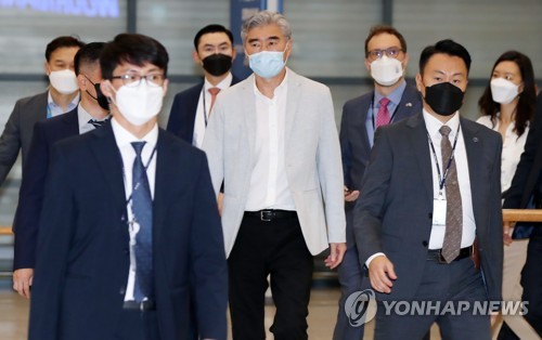8月21日，美国国务院对朝政策特别代表星·金（居中）飞抵仁川国际机场，开始对韩国进行为期四天的访问。 韩联社