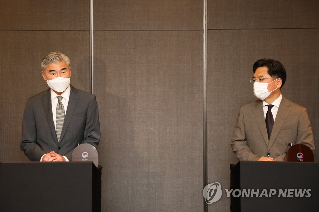 8月23日，在首尔广场酒店，韩国外交部韩半岛和平交涉本部长鲁圭悳（右）和到访的美国对朝特别代表星·金举行磋商后介绍成果。 韩联社/联合摄影记者团