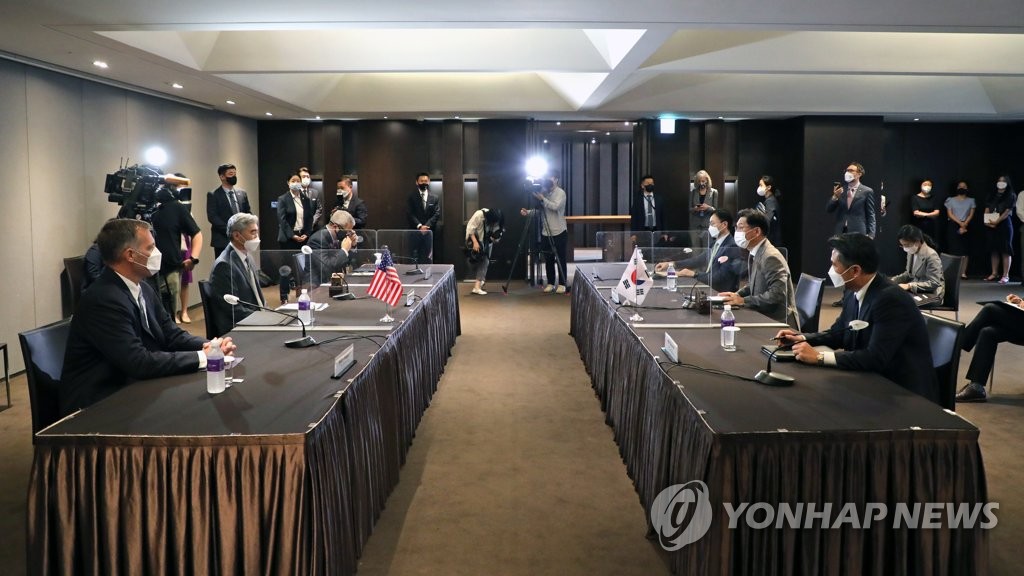 8月23日，在首尔广场酒店，韩国外交部韩半岛和平交涉本部长鲁圭悳和到访的美国对朝特别代表星·金举行磋商。 韩联社/联合摄影记者团