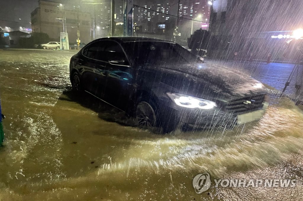 台风“奥麦斯”致韩国多地出现强降雨