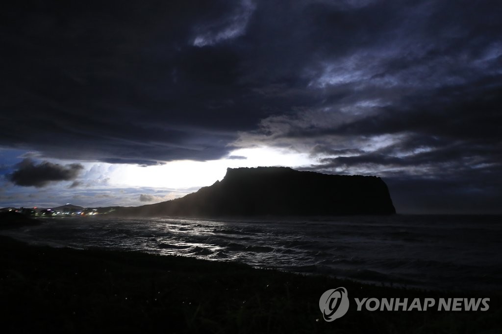 图为8月23日晚台风过后的济州道西归浦市城山邑城山日出峰。 韩联社