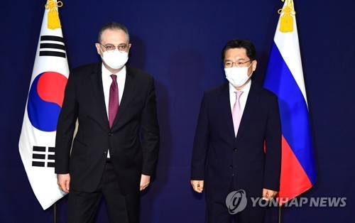 资料图片：2021年8月24日，在首尔市一酒店，韩国外交部韩半岛和平交涉本部长鲁圭悳（右）和俄罗斯外交部副部长兼朝核问题首席代表莫尔古洛夫举行朝核问题磋商韩俄首席代表会议。图为两人在会前合影。 韩联社