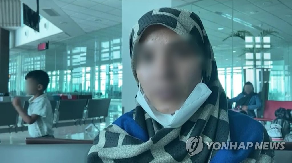 8月24日，一名在韩国政府的帮助下撤离喀布尔的阿富汗女性在抵达中转地巴基斯坦伊斯兰堡国际机场后接受韩国外交部跑口记者团的采访。 韩联社/外交部供图（图片严禁转载复制）