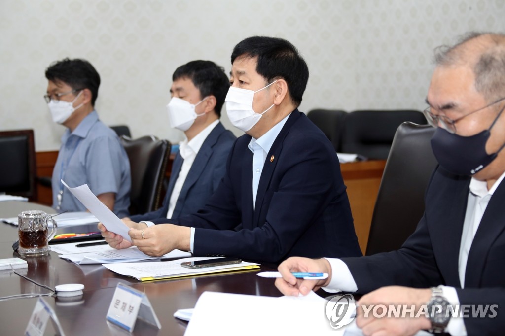 8月25日，在中央政府首尔办公大楼，韩国国务调整室室长具润哲（右二）主持召开关于应对日本福岛核废水的有关部门次官（副部长）会议。 韩联社