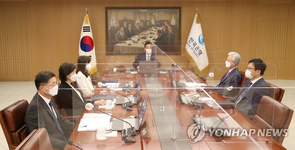 资料图片：8月26日，韩国银行（央行）在央行办公楼召开金融货币委员会全体会议。图为央行行长李柱烈（左四）主持召开会议。 韩联社