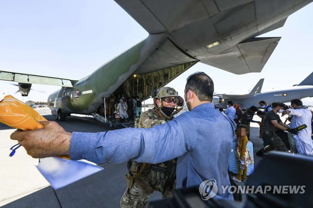 资料图片：8月25日，在阿富汗喀布尔机场，韩国空军精锐特种部队协助阿富汗人撤离。 韩联社/韩国空军供图（图片严禁转载复制）