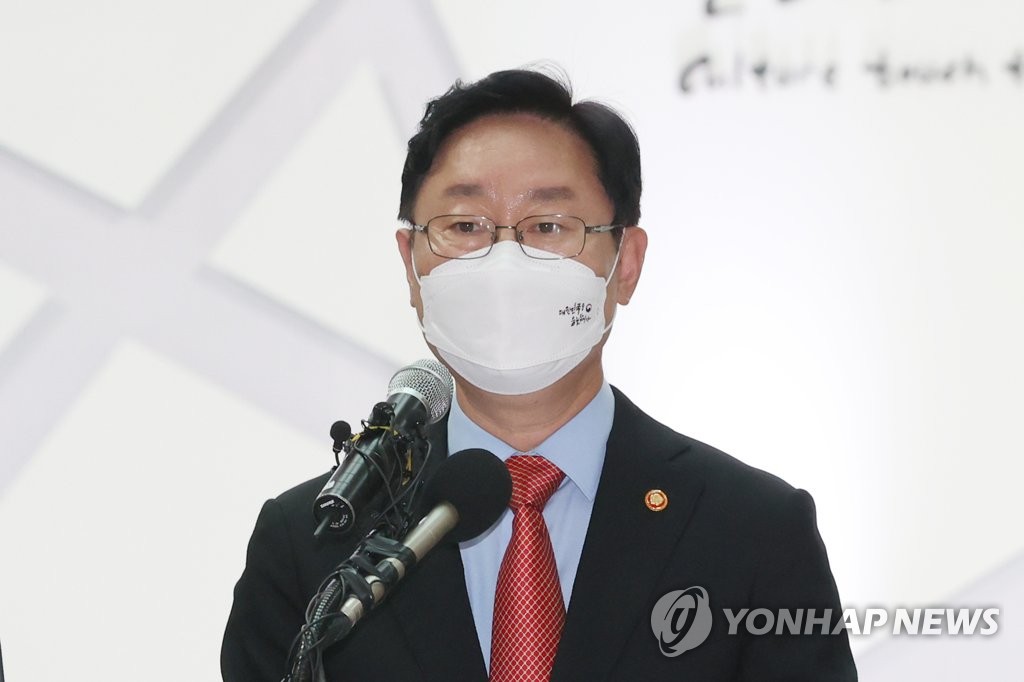 资料图片：8月26日，在仁川机场，朴范界就阿富汗人入境召开记者会。 韩联社