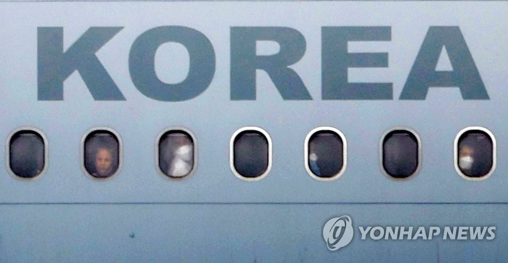8月26日下午4时24分，一架搭载曾帮助过韩国的阿富汗人及其家属共378人的韩国军用运输机抵达仁川国际机场。 韩联社