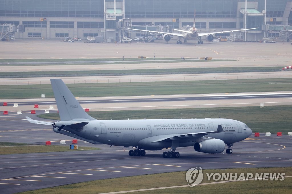 资料图片：8月26日下午，一架搭载曾协助韩国政府活动的阿富汗人及其家属的韩军运输机飞抵仁川机场。 韩联社