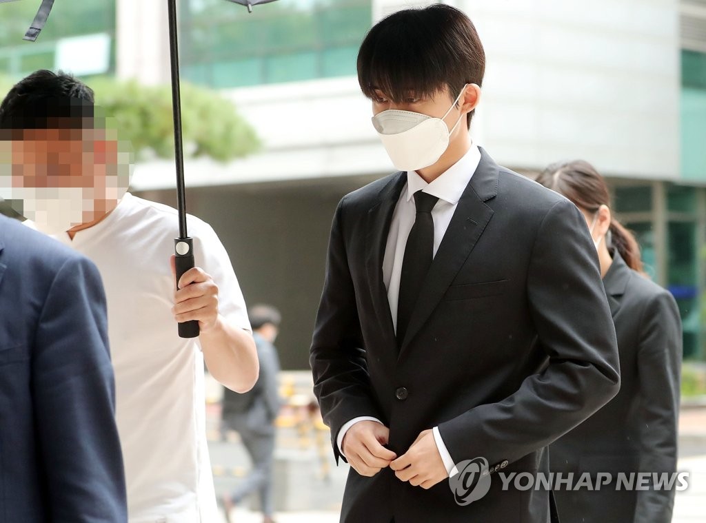 8月27日，在首尔中央地方法院，涉嫌吸毒的男团iKON前成员B.I（金韩彬）出庭受审。 韩联社