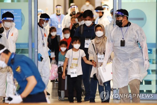 8月27日，曾为韩国工作过的阿富汗人及其家属第二批13人乘坐韩军运输机抵达韩国。图为他们走出仁川国际机场到达厅。 韩联社