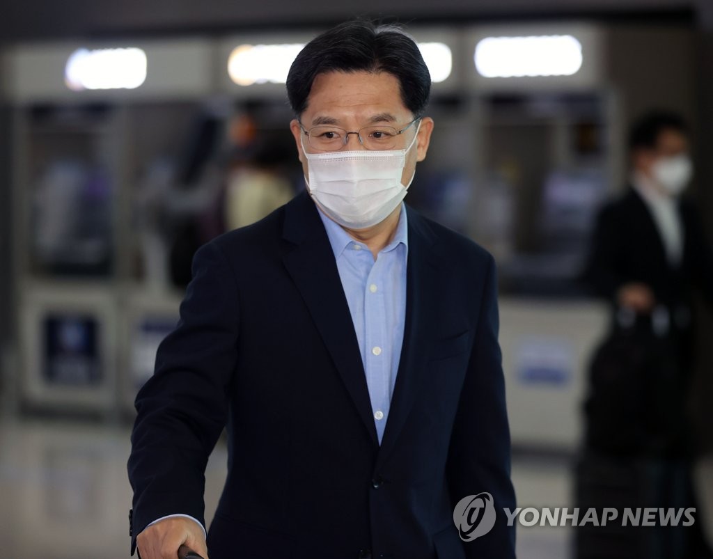 8月29日，在仁川国际机场，韩半岛和平交涉本部长、对朝代表鲁圭悳启程访美。 韩联社