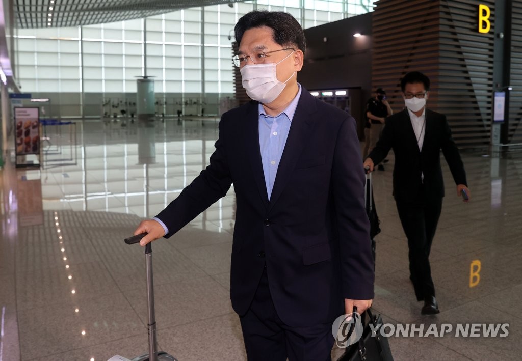 资料图片：8月29日，在仁川国际机场，韩国外交部韩半岛和平交涉本部长鲁圭悳启程赴美。 韩联社