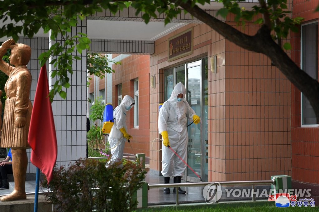 资料图片：朝鲜防疫人员在一所初中进行防疫消毒。 韩联社/朝中社（图片仅限韩国国内使用，严禁转载复制）