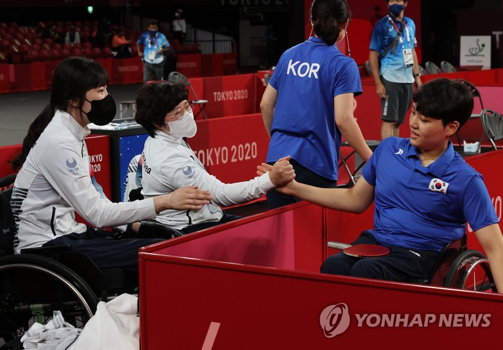 9月2日，2020东京残奥会乒乓球女子团体TT1-3级决赛在东京体育馆进行，由徐秀妍、李美圭、尹志瑜组成的韩国队惜败中国队后互相鼓励。 韩联社