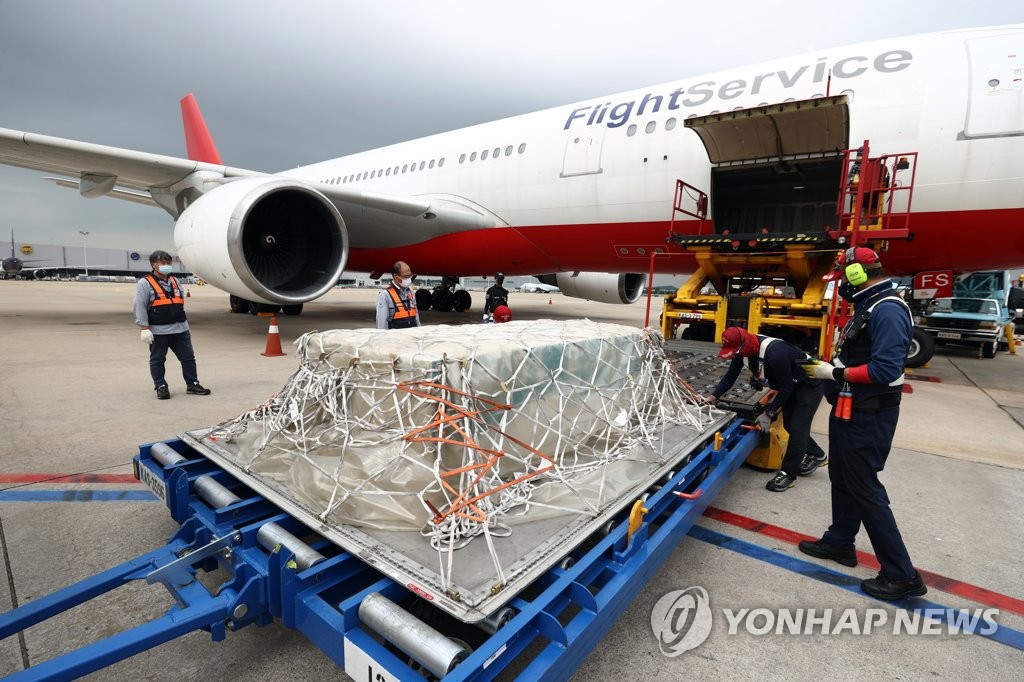 9月2日，在仁川国际机场货运航站楼，韩国政府从罗马尼亚直接采购的52.65万剂辉瑞疫苗运抵韩国。 韩联社