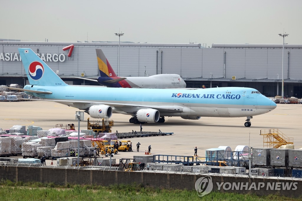 资料图片：莫德纳疫苗运抵仁川国际机场。 韩联社
