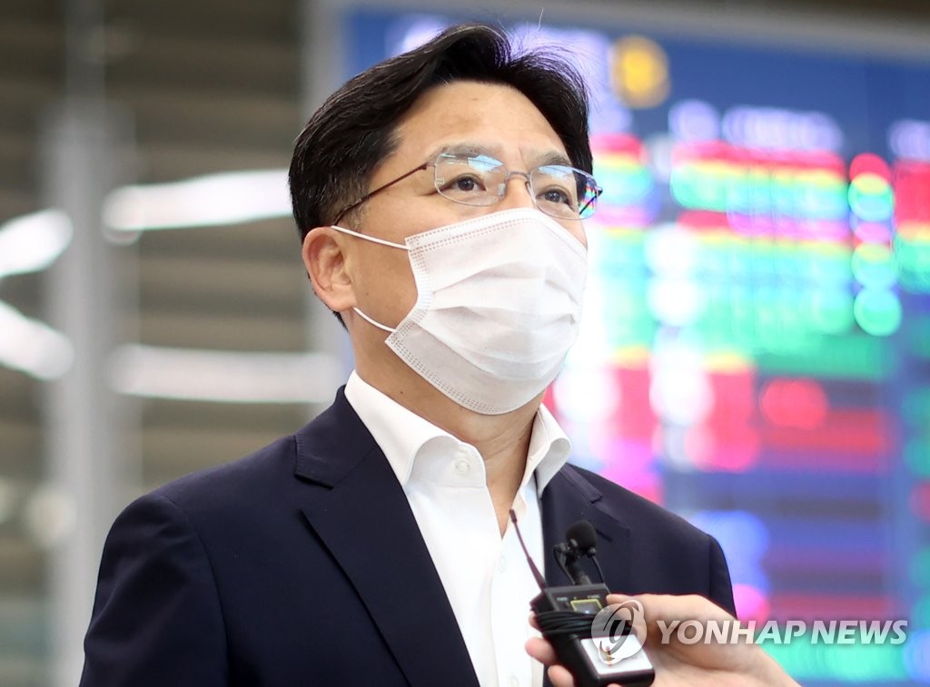 9月2日下午，在仁川国际机场第二航站楼，鲁圭悳接受记者采访。 韩联社