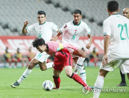 9月2日，在首尔世界杯体育场，2022卡塔尔世界杯亚洲区预选赛12强赛A组首轮比赛，韩国对阵伊拉克。图为韩国队选手孙兴慜（红衣）与对手争抢球。 韩联社
